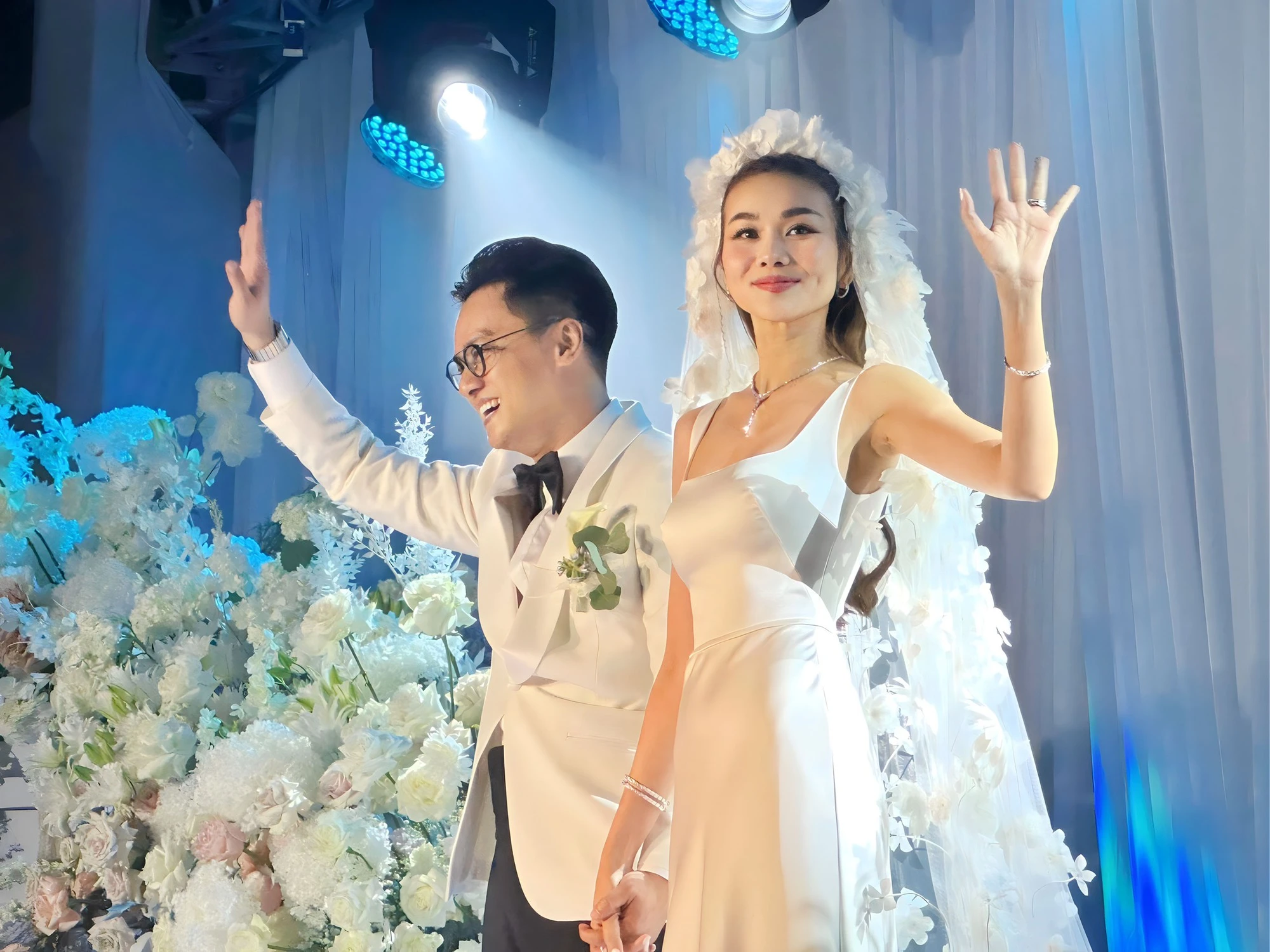 Linh Rin, Thanh Hằng và loạt mỹ nhân Việt cưới năm 2023: Người đơn giản đến bất ngờ, người bị chê &quot;làm lố&quot; - Ảnh 5.