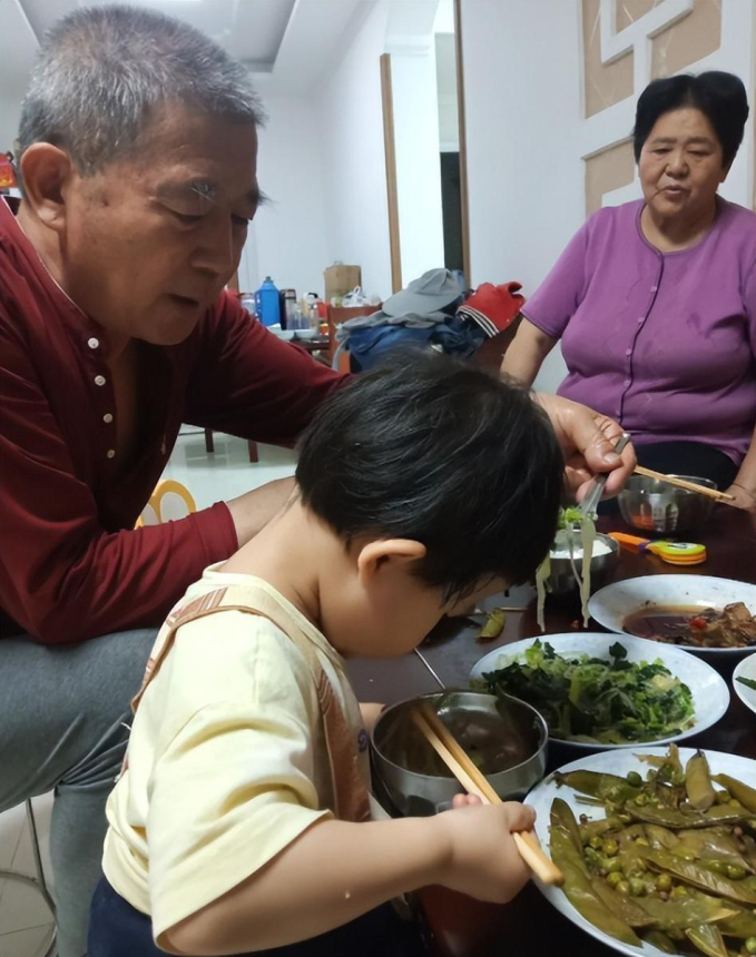 Mang thai ở tuổi 67, người phụ nữ nhất quyết sinh con ra bất chấp sự khuyên can của gia đình, cuộc sống hiện tại đầy bất ngờ - Ảnh 8. Mang thai ở tuổi 67, người phụ nữ nhất quyết sinh con ra bất chấp sự khuyên can của gia đình, cuộc sống hiện tại đầy bất ngờ - Ảnh 8.