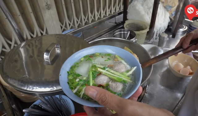 Xe hủ tiếu độc lạ Sài Gòn, bán 30 năm không bao giờ rửa tô tại chỗ, khách &quot;chịu khổ&quot; để được ăn ngon - Ảnh 6.