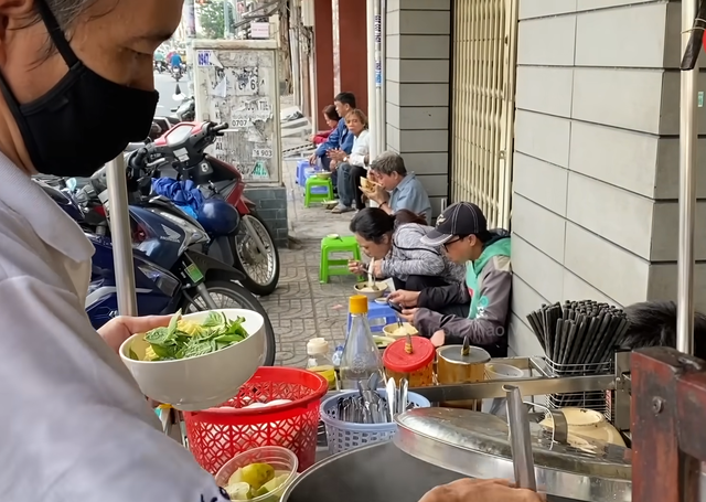 Xe hủ tiếu độc lạ Sài Gòn, bán 30 năm không bao giờ rửa tô tại chỗ, khách &quot;chịu khổ&quot; để được ăn ngon - Ảnh 3.