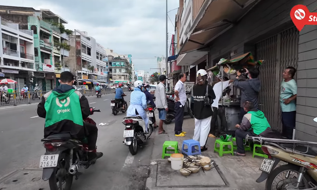 Xe hủ tiếu độc lạ Sài Gòn, bán 30 năm không bao giờ rửa tô tại chỗ, khách &quot;chịu khổ&quot; để được ăn ngon - Ảnh 8.
