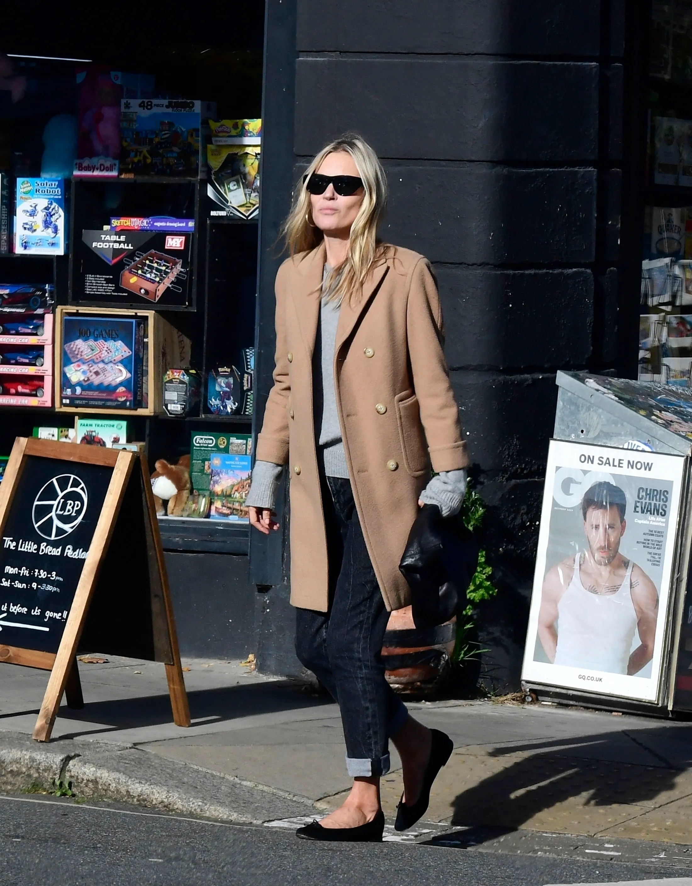 Đẳng cấp thời trang của Kate Moss ở tuổi U50: Phối đồ đơn giản vẫn chuẩn sang xịn mịn - Ảnh 3.
