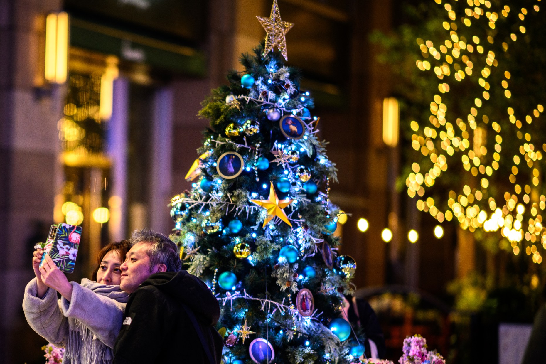 Rộn ràng Giáng sinh trên khắp thế giới: Đường phố sáng rực tạo nên không khí lễ hội đầy kỳ diệu và hy vọng- Ảnh 15.