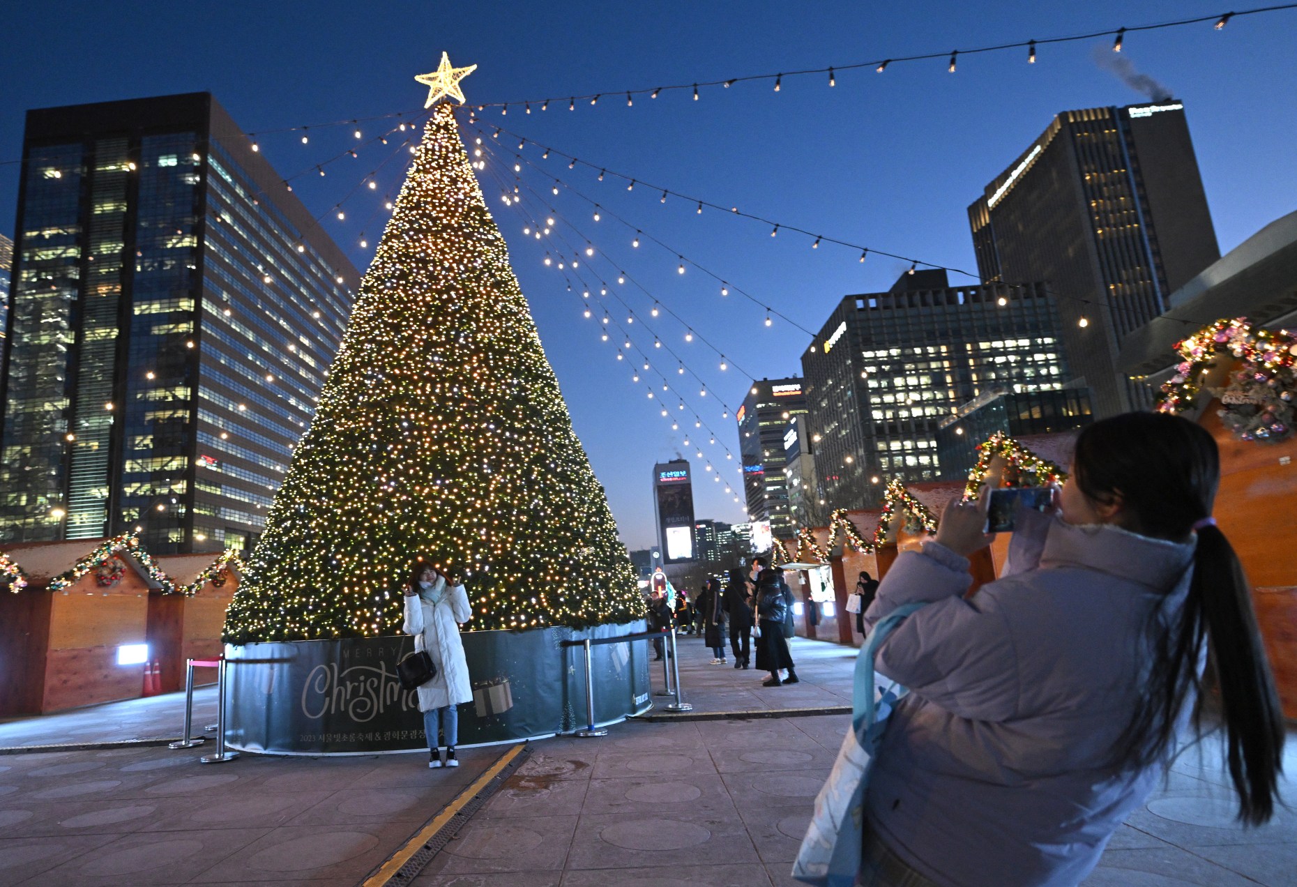 Rộn ràng Giáng sinh trên khắp thế giới: Đường phố sáng rực tạo nên không khí lễ hội đầy kỳ diệu và hy vọng- Ảnh 8.