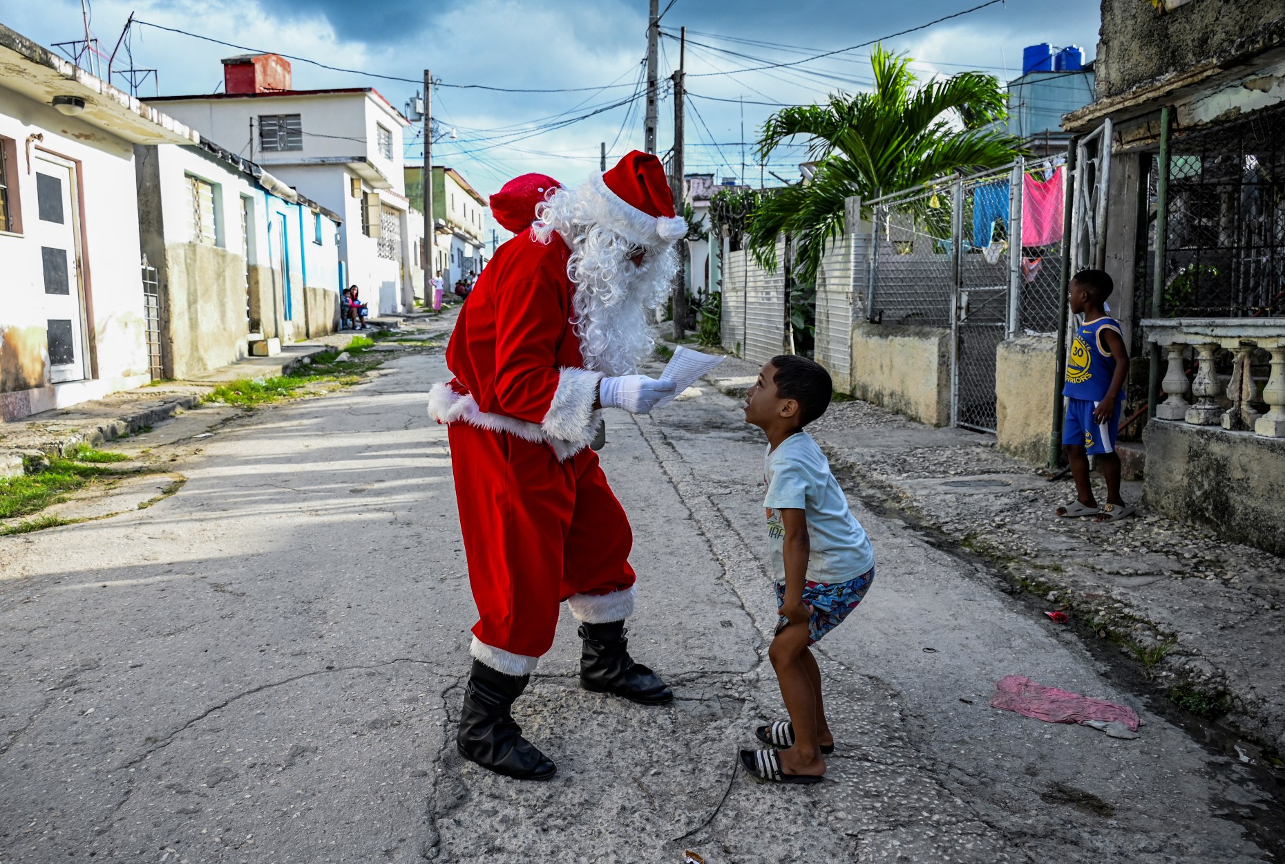 Rộn ràng Giáng sinh trên khắp thế giới: Đường phố sáng rực tạo nên không khí lễ hội đầy kỳ diệu và hy vọng- Ảnh 14.