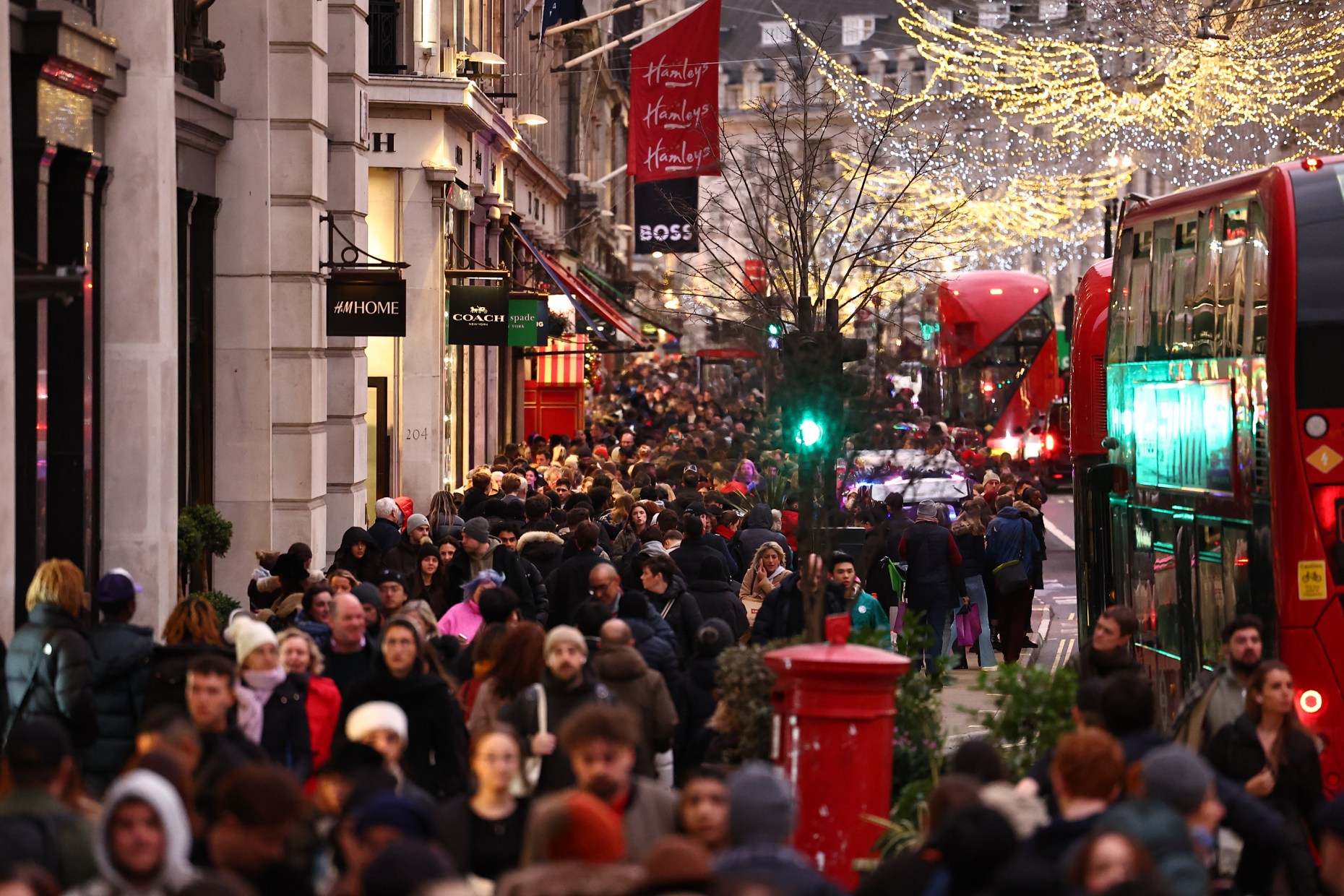 Rộn ràng Giáng sinh trên khắp thế giới: Đường phố sáng rực tạo nên không khí lễ hội đầy kỳ diệu và hy vọng- Ảnh 7.