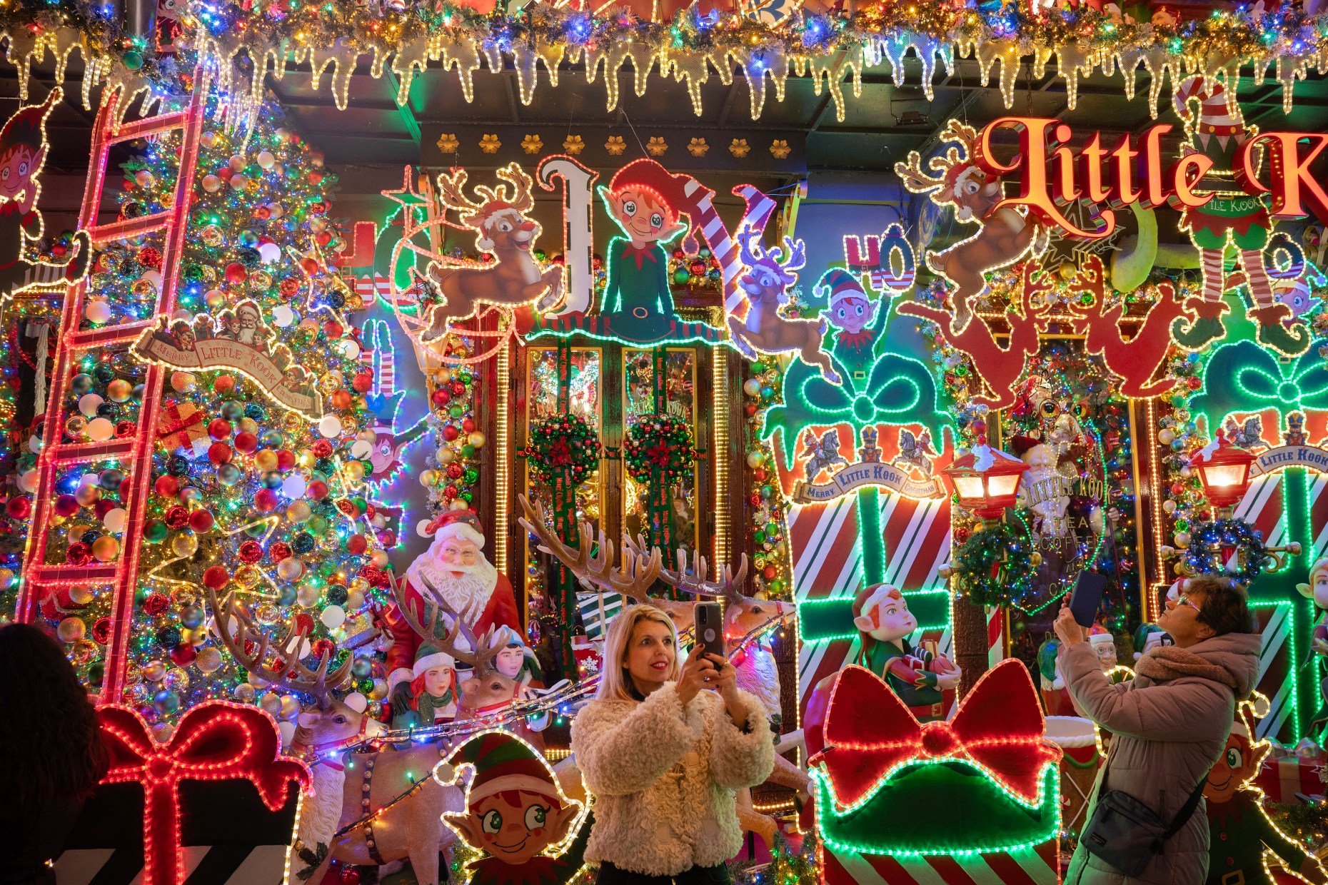 Rộn ràng Giáng sinh trên khắp thế giới: Đường phố sáng rực tạo nên không khí lễ hội đầy kỳ diệu và hy vọng- Ảnh 10.