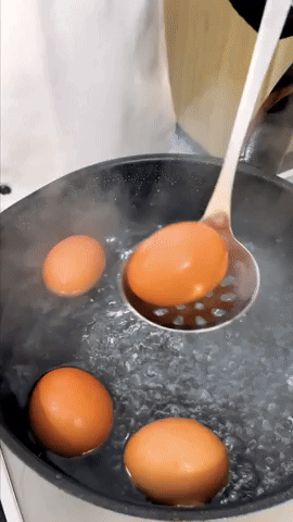 Đầu bếp nhà hàng gợi ý cách &quot;nâng tầm&quot; trứng luộc: Ngon như trứng ngâm tương nhưng thao tác nhanh hơn nhiều! - Ảnh 2.