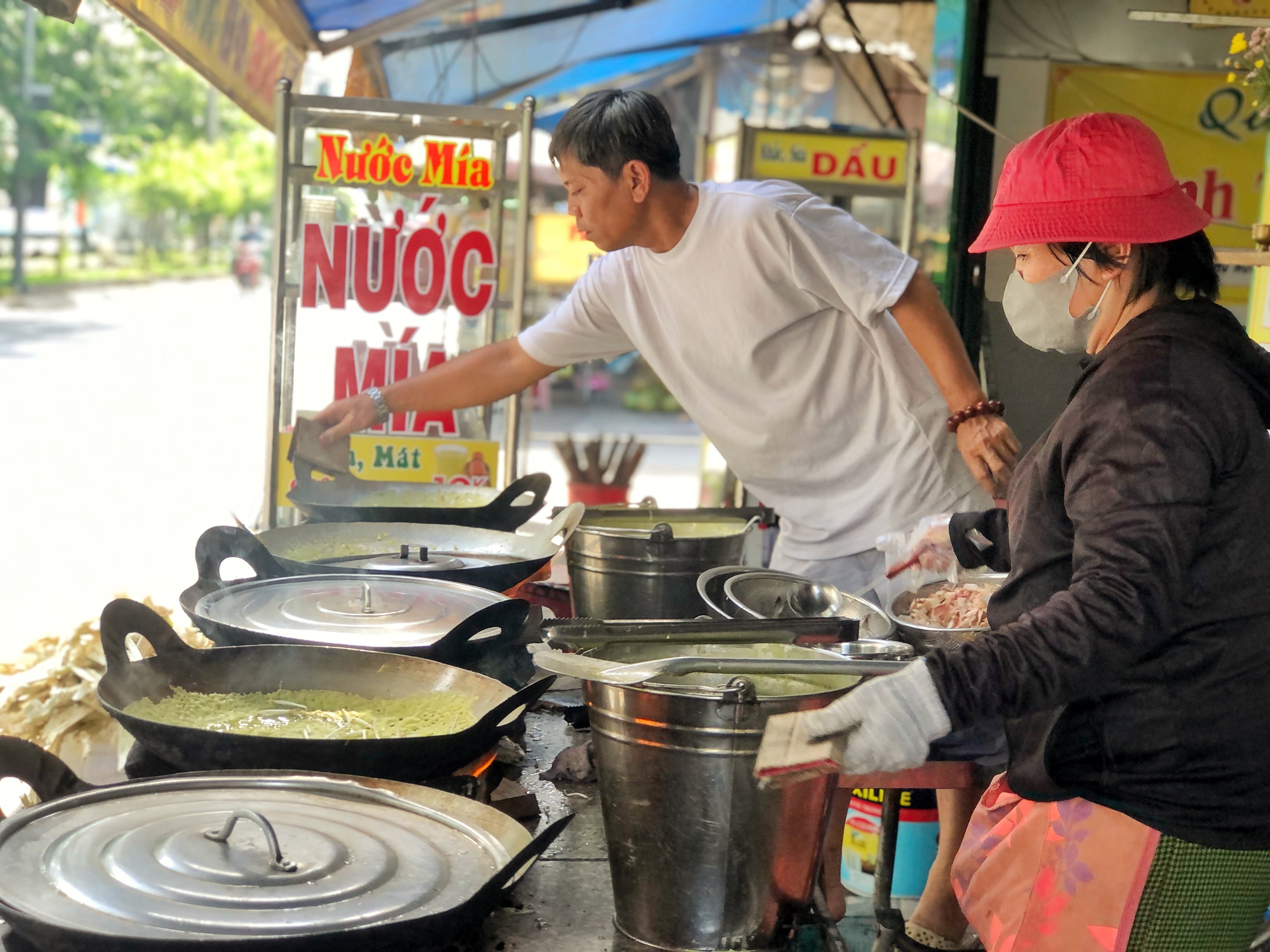 Tiệm bánh xèo hot nhất lúc này tại TP.HCM bởi &quot;đầu bếp&quot; mới 12 tuổi và hoàn cảnh khiến nhiều người cảm mến - Ảnh 5.