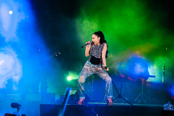Hơn 200 ngh&igrave;n kh&aacute;n giả &ldquo;thăng hoa&rdquo; suốt 3 ng&agrave;y c&ugrave;ng HOZO Super Fest, Thu Minh lần đầu ti&ecirc;n l&agrave;m điều n&agrave;y trong đ&ecirc;m diễn cuối c&ugrave;ng! - Ảnh 7.