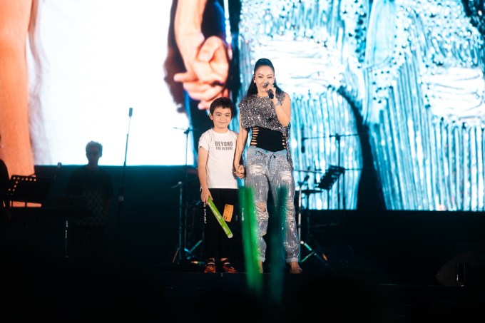 Hơn 200 ngh&igrave;n kh&aacute;n giả &ldquo;thăng hoa&rdquo; suốt 3 ng&agrave;y c&ugrave;ng HOZO Super Fest, Thu Minh lần đầu ti&ecirc;n l&agrave;m điều n&agrave;y trong đ&ecirc;m diễn cuối c&ugrave;ng! - Ảnh 10.