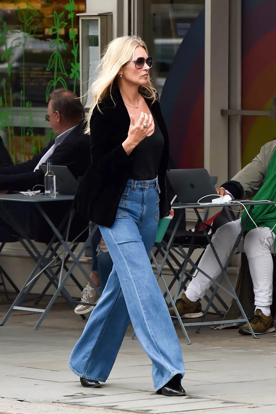 Đẳng cấp thời trang của Kate Moss ở tuổi U50: Phối đồ đơn giản vẫn chuẩn sang xịn mịn - Ảnh 8.