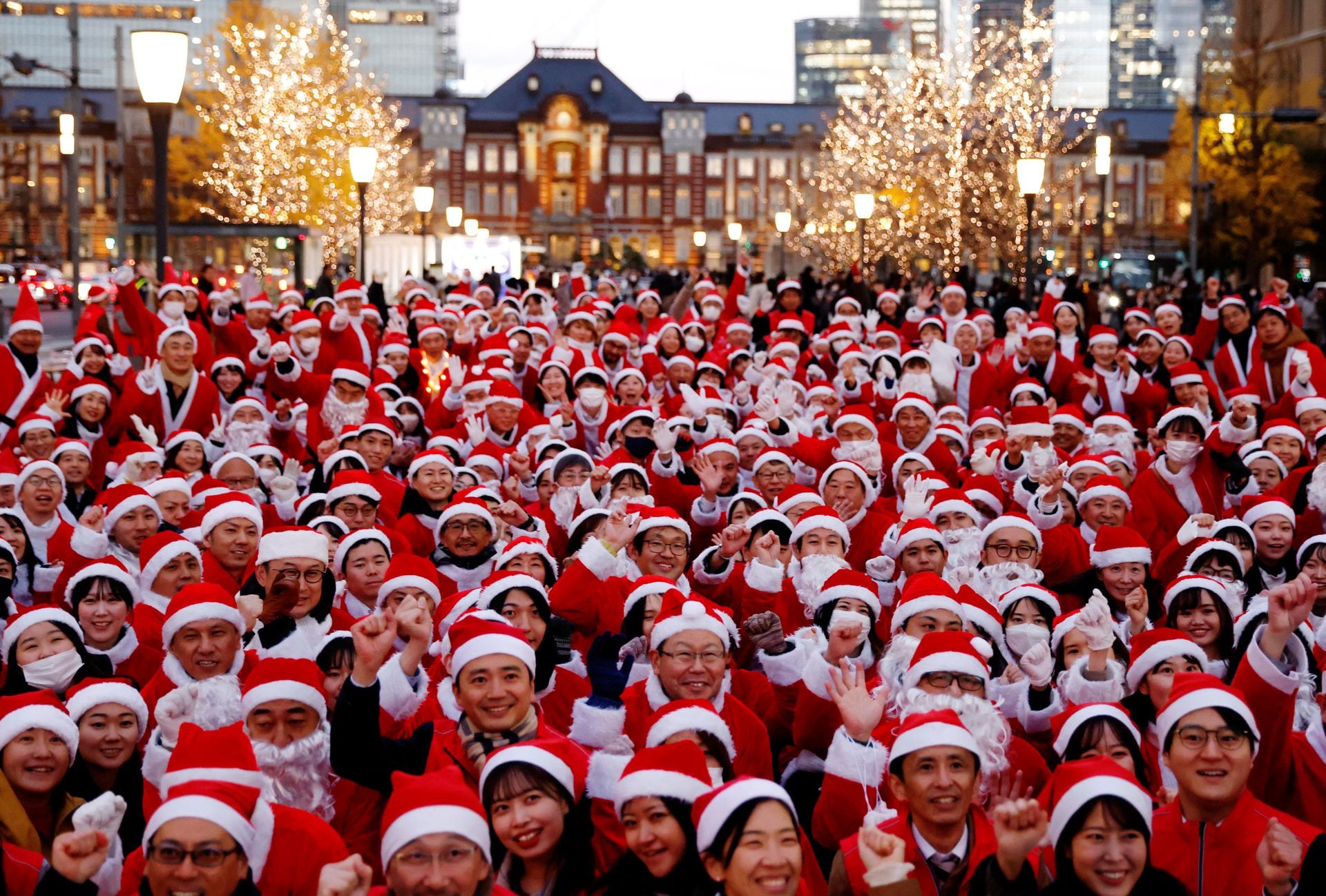 Rộn ràng Giáng sinh trên khắp thế giới: Đường phố sáng rực tạo nên không khí lễ hội đầy kỳ diệu và hy vọng- Ảnh 6.