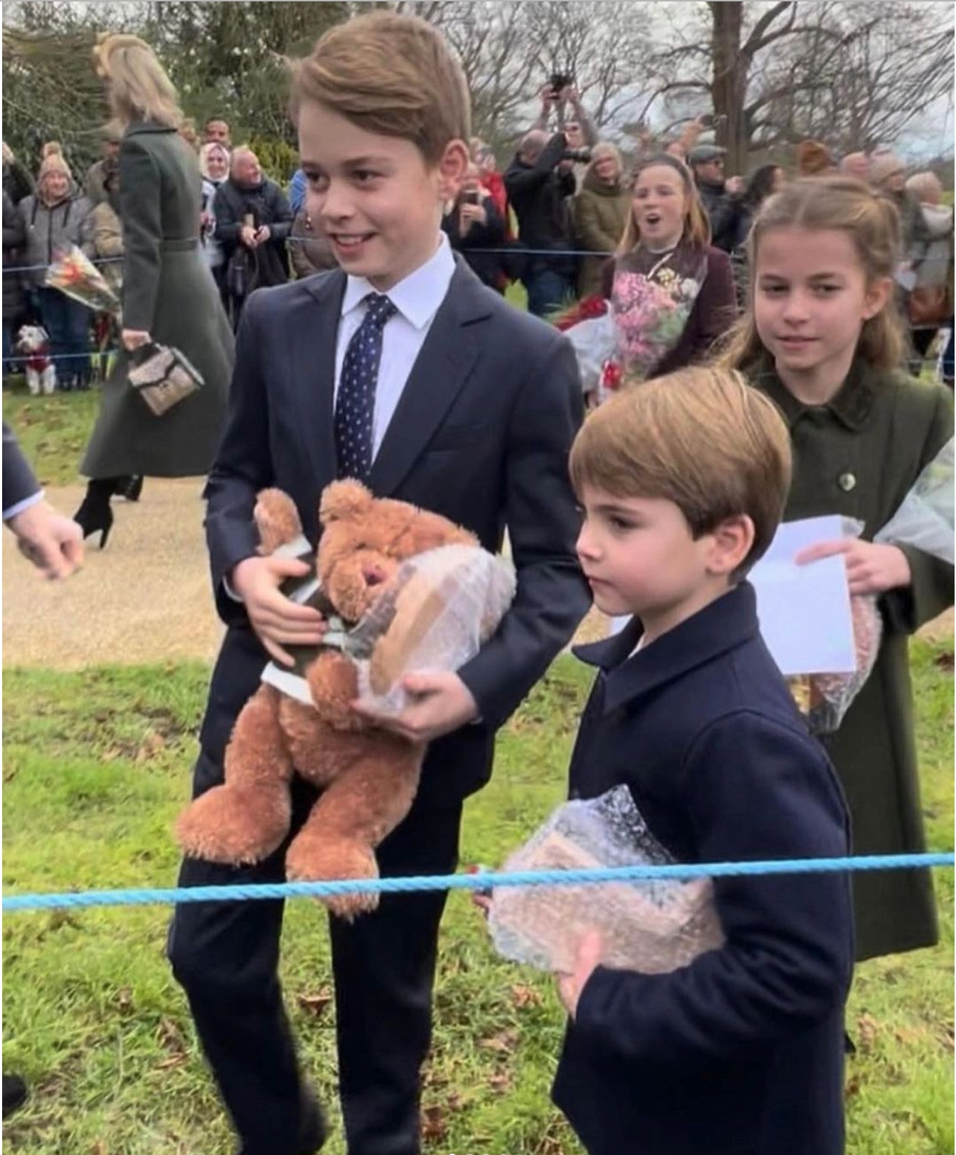 Gia đình Hoàng gia Anh tụ họp dịp lễ Giáng sinh, khoảnh khắc các nhóc tỳ hoàng gia xuất hiện đáng yêu đến 