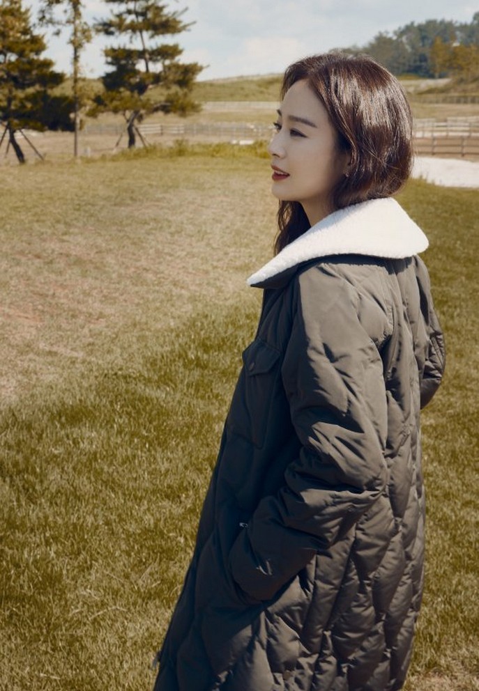 Style mùa đông của Kim Tae Hee xứng làm sách mẫu  cho chị em 30+: Thanh lịch, sành điệu và &quot;hack tuổi&quot; đỉnh cao- Ảnh 4.