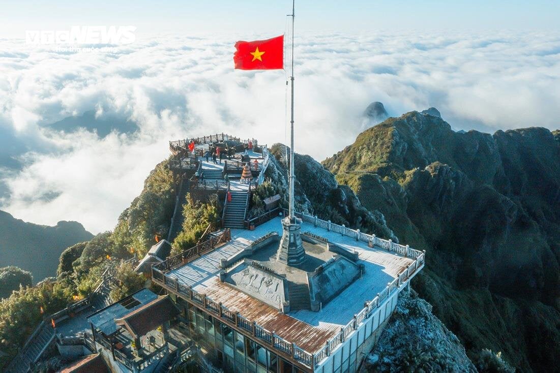 Nhiệt độ xuống dưới 0 độ C, sương muối, băng giá phủ trắng đỉnh Fansipan - Ảnh 5. Nhiệt độ xuống dưới 0 độ C, sương muối, băng giá phủ trắng đỉnh Fansipan - Ảnh 5.