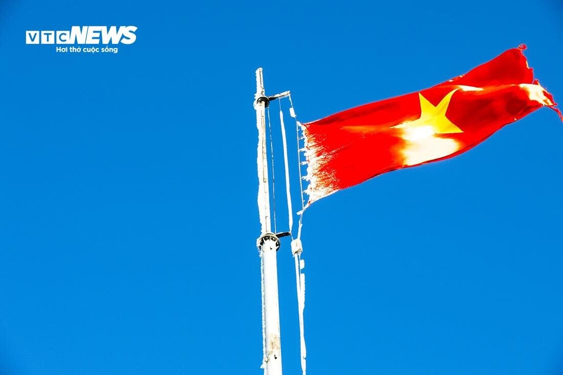 Nhiệt độ xuống dưới 0 độ C, sương muối, băng giá phủ trắng đỉnh Fansipan - Ảnh 6. Nhiệt độ xuống dưới 0 độ C, sương muối, băng giá phủ trắng đỉnh Fansipan - Ảnh 6.