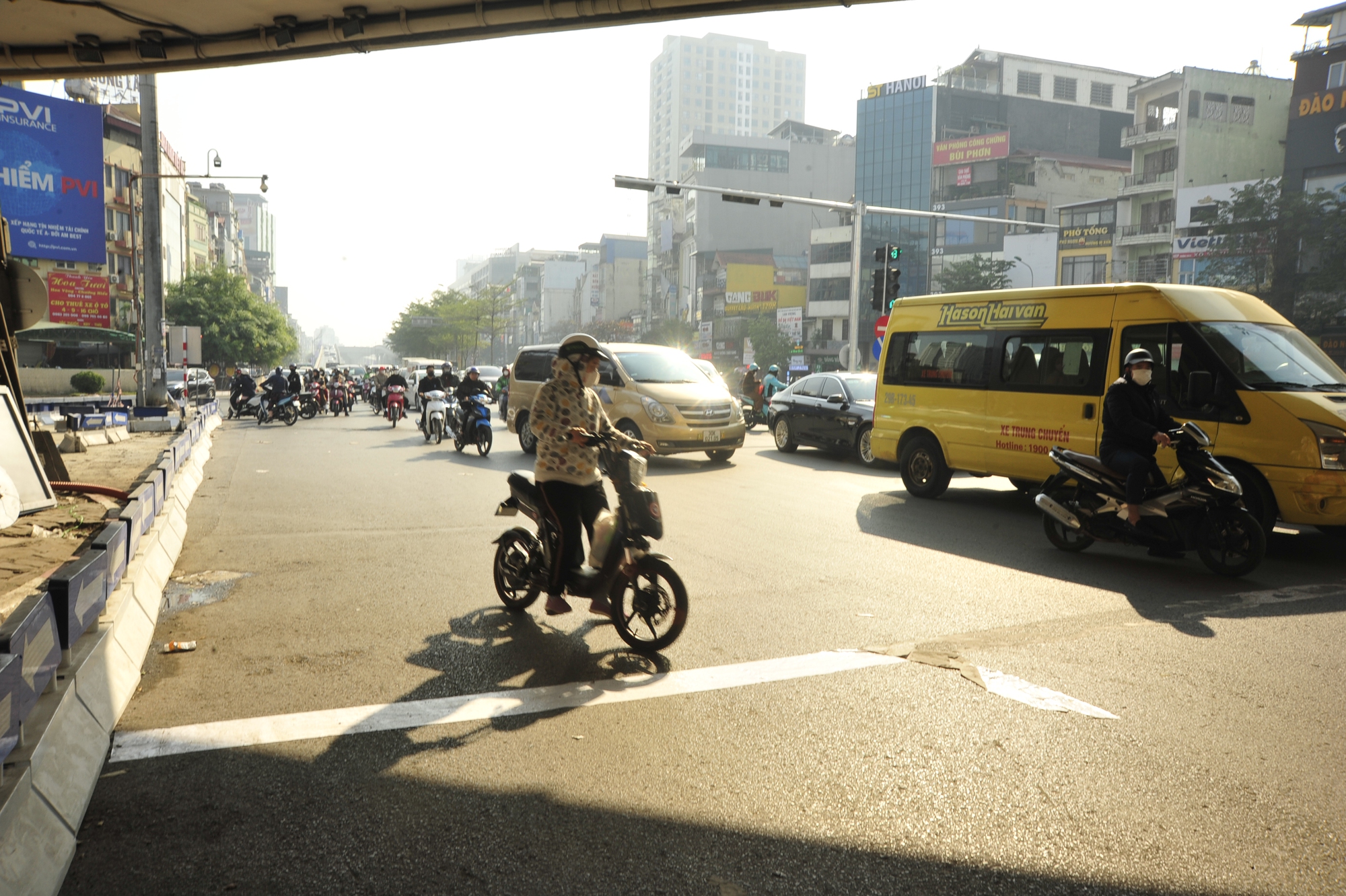 Khi đã vào làn đường buộc phải rẽ trái thì các phương tiện tham gia giao thông chỉ còn một hướng duy nhất vì đã có rào chắn cứng