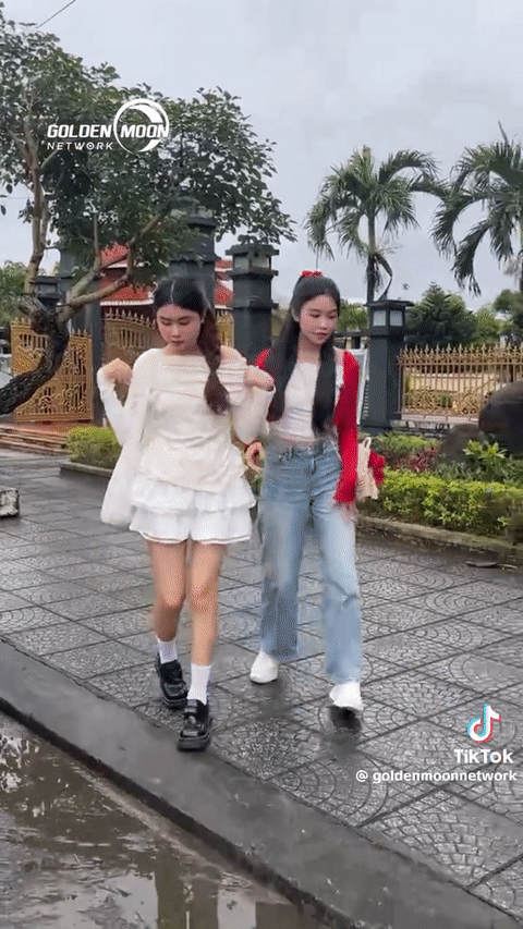 2 con gái MC Quyền Linh lọt ống kính "team qua đường": Chân dài miên man gây sốt, thái độ mới đáng bàn