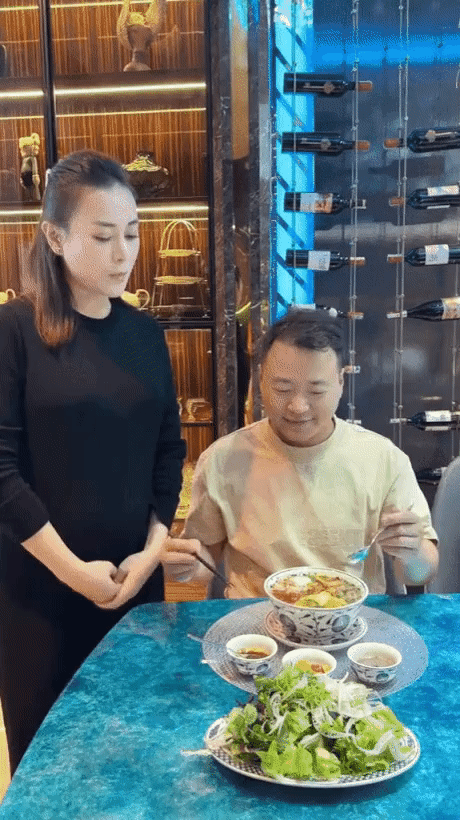 “Soi” bếp nhà Shark Bình - Phương Oanh: Sang xịn như nhà hàng, chén đĩa nhiều đến mức chụp ảnh không trùng lặp - Ảnh 1.