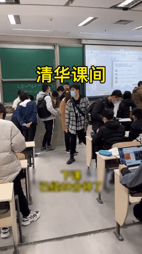 20 ph&uacute;t sau khi tan học, cảnh tượng lạ tại giảng đường ĐH Thanh Hoa được ghi lại: Đ&acirc;y l&agrave; kh&aacute;c biệt giữa "học b&aacute;" v&agrave; người thường - Ảnh 1.