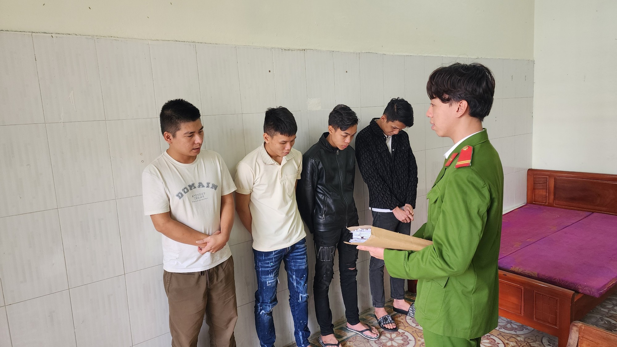 Công an phá tường cứu đối tượng bán ma túy- Ảnh 2. Công an phá tường cứu đối tượng bán ma túy- Ảnh 2.