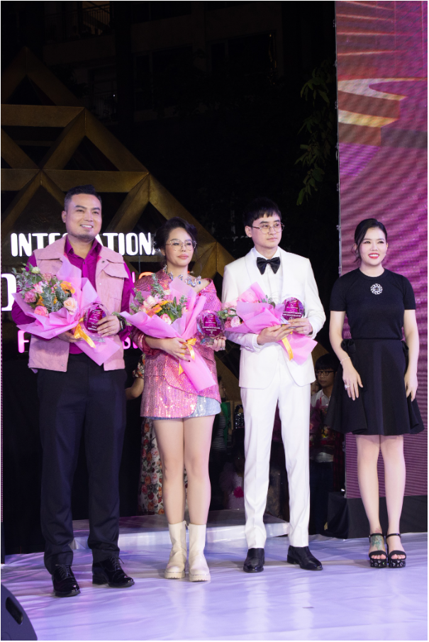 Doanh nh&acirc;n L&ecirc; Linh l&agrave;m Trưởng BTC show diễn của NTK Đức Vincie - Ảnh 3.
