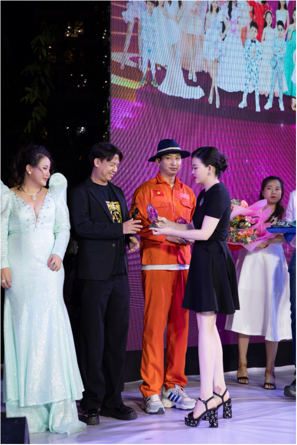 Doanh nh&acirc;n L&ecirc; Linh l&agrave;m Trưởng BTC show diễn của NTK Đức Vincie - Ảnh 4.