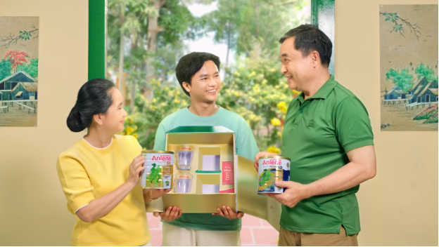 MV Tết của Anlene nhắn nhủ nhẹ đến người trẻ đừng để Tết l&agrave; m&ugrave;a đền b&ugrave; cho ba mẹ - Ảnh 4.