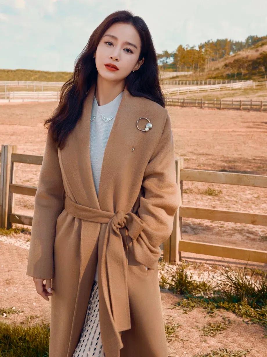 Style mùa đông của Kim Tae Hee xứng làm sách mẫu  cho chị em 30+: Thanh lịch, sành điệu và &quot;hack tuổi&quot; đỉnh cao- Ảnh 1.