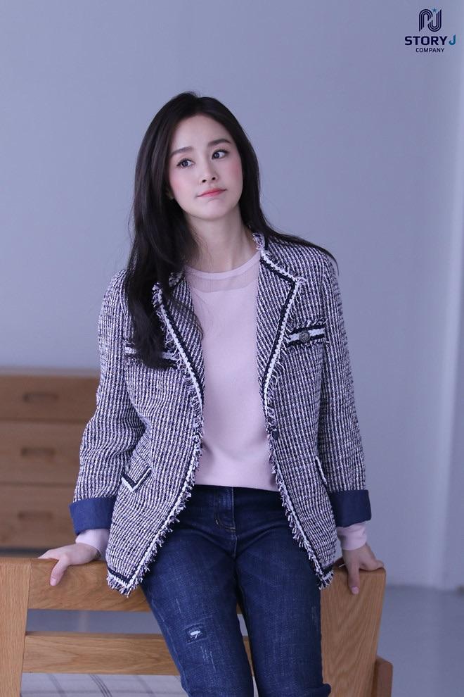 Style mùa đông của Kim Tae Hee xứng làm sách mẫu  cho chị em 30+: Thanh lịch, sành điệu và &quot;hack tuổi&quot; đỉnh cao- Ảnh 8.