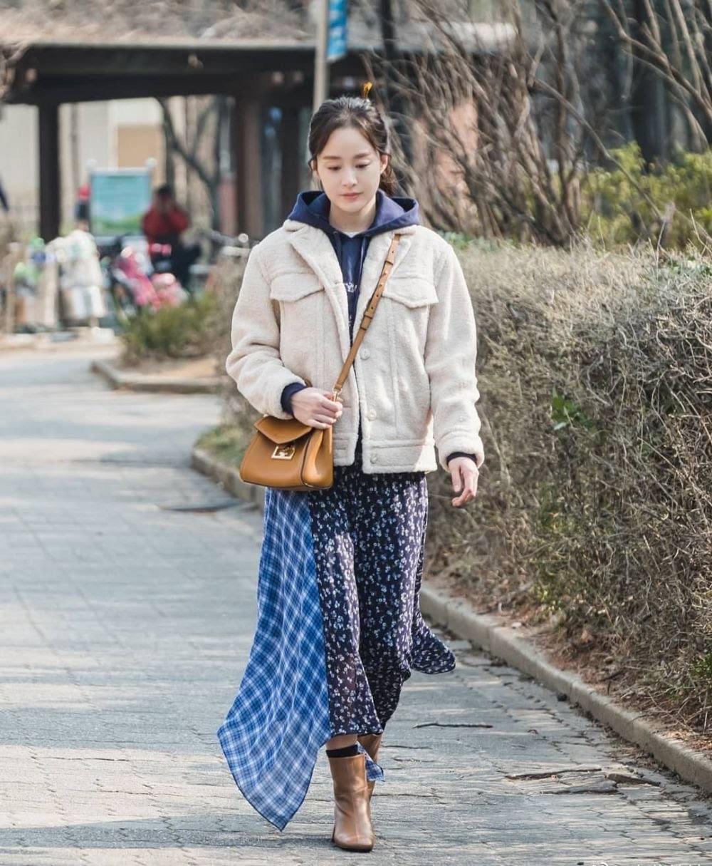 Style mùa đông của Kim Tae Hee xứng làm sách mẫu  cho chị em 30+: Thanh lịch, sành điệu và &quot;hack tuổi&quot; đỉnh cao- Ảnh 7.
