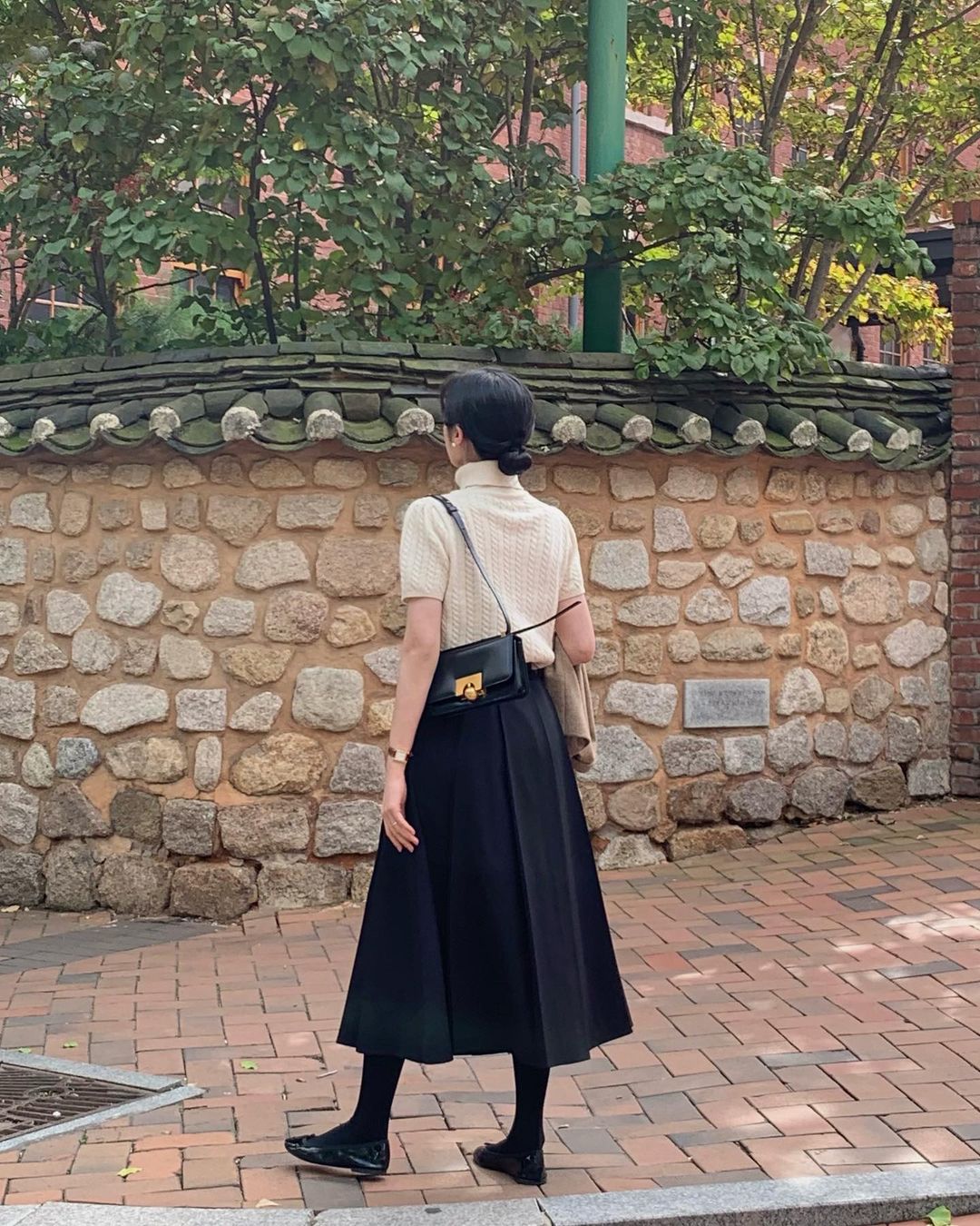 Kiểu tóc sang chảnh được hội blogger Hàn áp dụng khi diện áo cổ lọ - Ảnh 7.