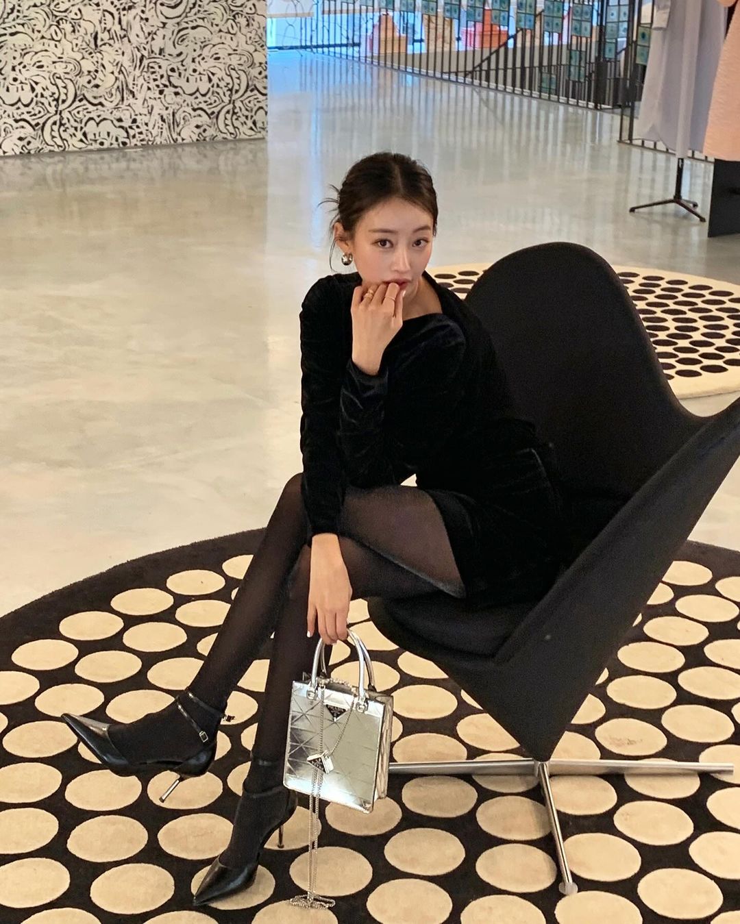8 gợi ý lên đồ tông đen sang chảnh, quyến rũ khi dự tiệc cuối năm - Ảnh 5. 8 gợi ý lên đồ tông đen sang chảnh, quyến rũ khi dự tiệc cuối năm - Ảnh 5.