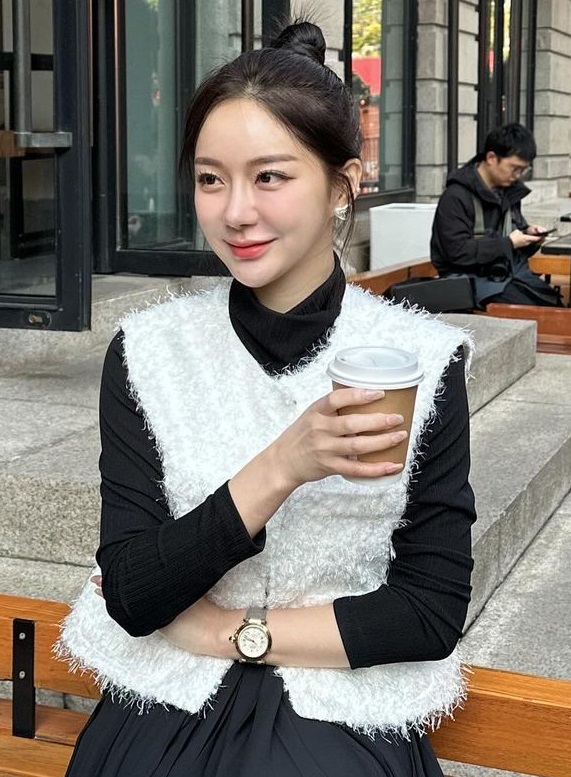 Kiểu tóc sang chảnh được hội blogger Hàn áp dụng khi diện áo cổ lọ - Ảnh 4.