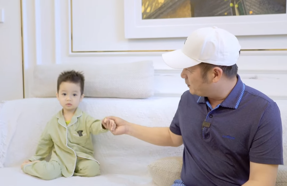 Bằng Kiều giới thiệu con trai 2 tuổi trên vlog, gương mặt của nhóc tỳ lập tức gây chú ý- Ảnh 1.