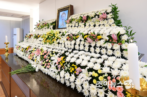 Hé lộ những hình ảnh đầu tiên bên trong tang lễ của tài tử Ký Sinh Trùng- Ảnh 5.