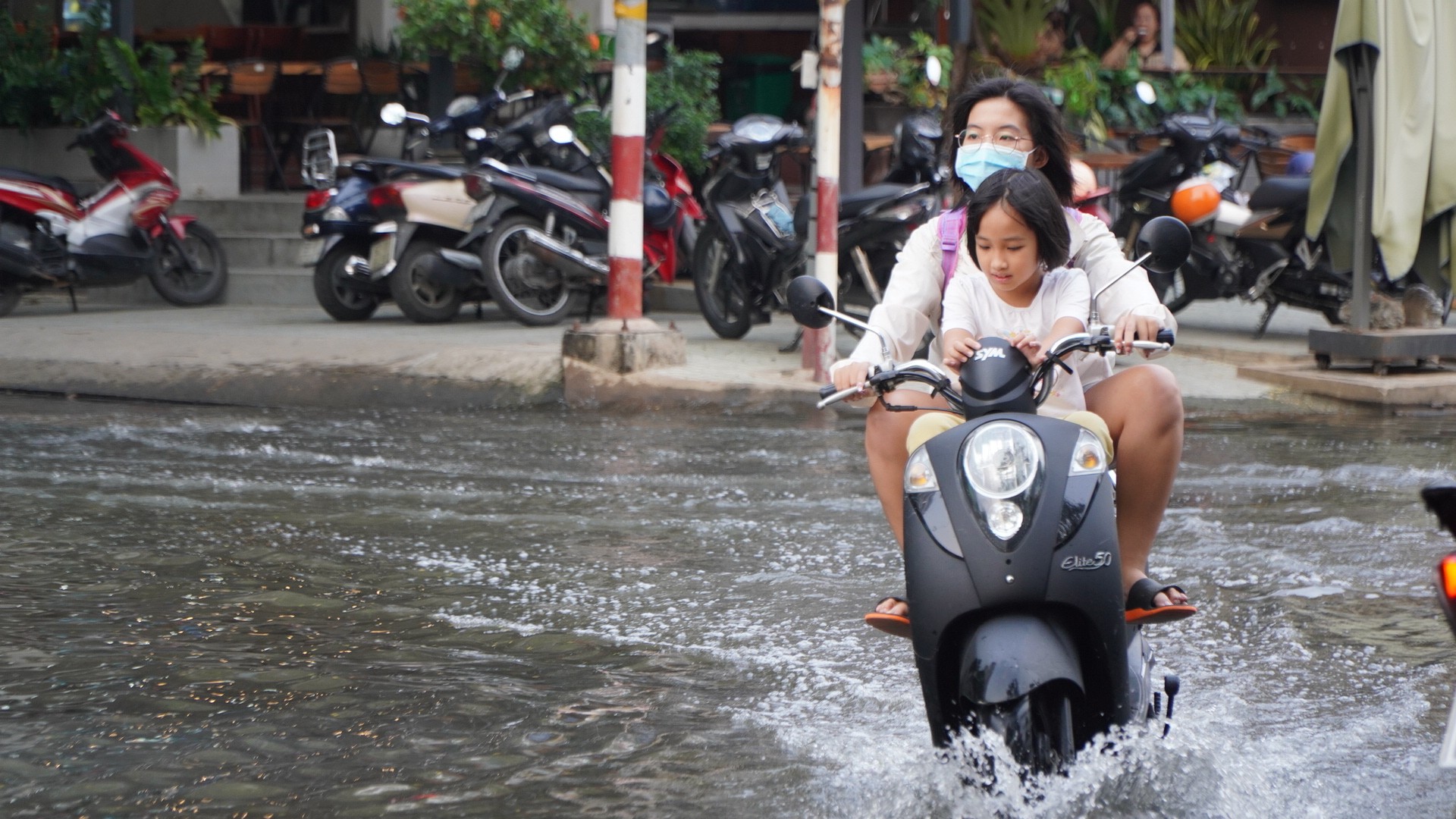 Đường ngập do triều cường, người dân TPHCM chật vật lội nước về nhà - Ảnh 7.