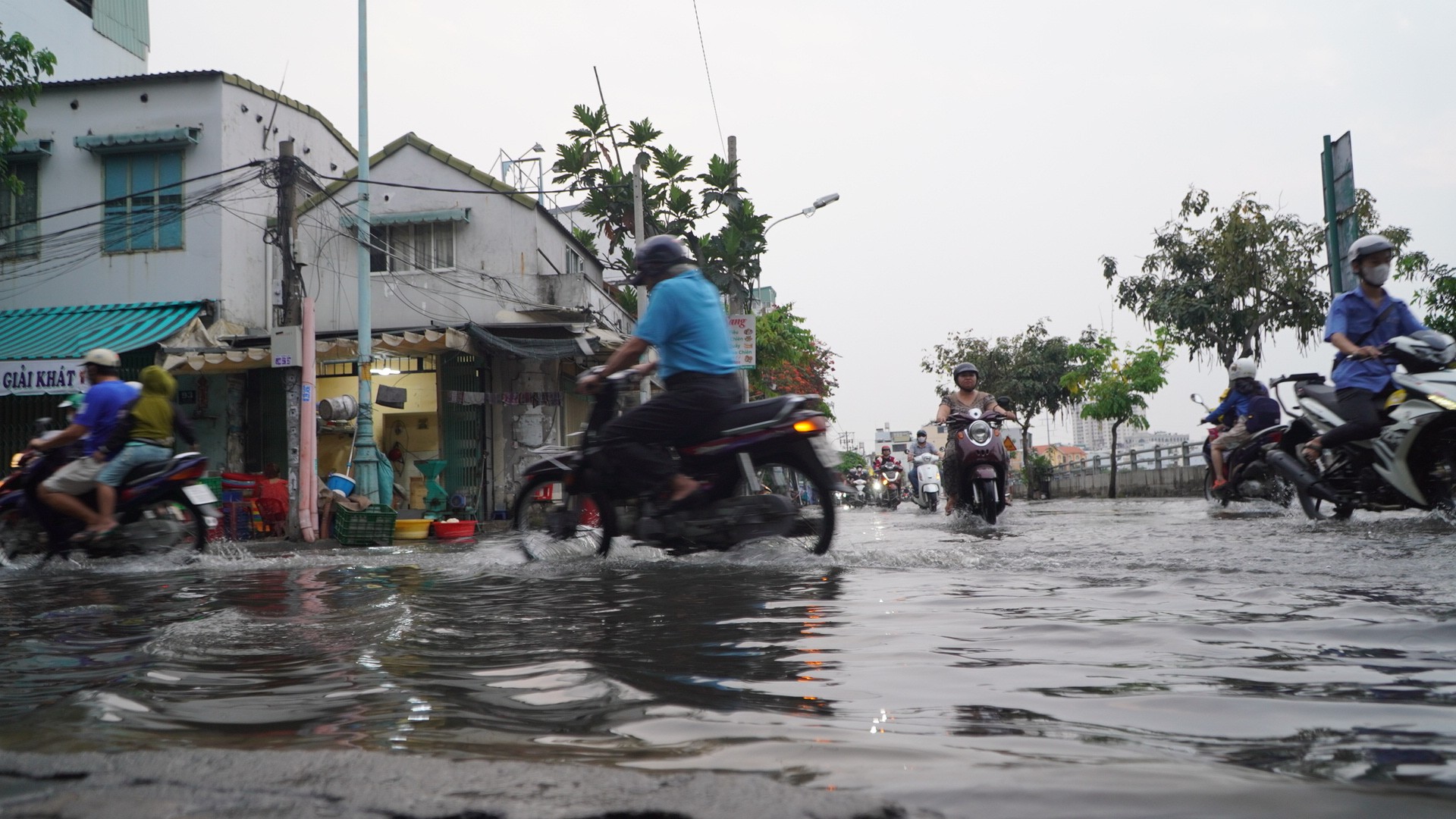 Đường ngập do triều cường, người dân TPHCM chật vật lội nước về nhà - Ảnh 3.