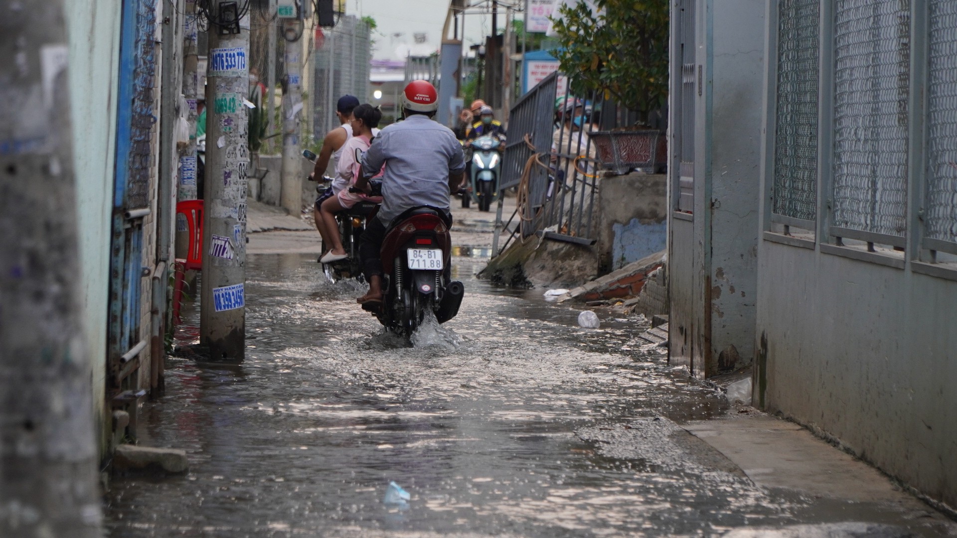 Đường ngập do triều cường, người dân TPHCM chật vật lội nước về nhà - Ảnh 5.