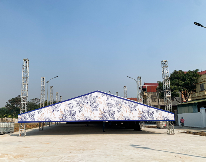 Mẹ Quang Hải chu đáo gọt quả mời nhân công dựng rạp, gần 100 người tất bật chuẩn bị cho lễ ăn hỏi của chàng cầu thủ - Ảnh 8. Mẹ Quang Hải chu đáo gọt quả mời nhân công dựng rạp, gần 100 người tất bật chuẩn bị cho lễ ăn hỏi của chàng cầu thủ - Ảnh 8.