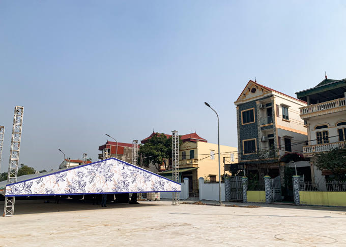Mẹ Quang Hải chu đáo gọt quả mời nhân công dựng rạp, gần 100 người tất bật chuẩn bị cho lễ ăn hỏi của chàng cầu thủ - Ảnh 11. Mẹ Quang Hải chu đáo gọt quả mời nhân công dựng rạp, gần 100 người tất bật chuẩn bị cho lễ ăn hỏi của chàng cầu thủ - Ảnh 11.