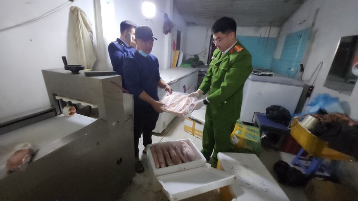 Hà Nội: Hơn 1 tấn thực phẩm bẩn bị phát hiện, bắt giữ trước thềm Tết Nguyên đán - Ảnh 3.