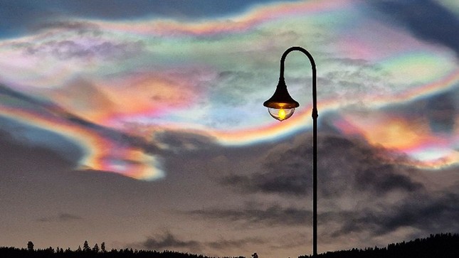 Đám mây cầu vồng cực hiếm xuất hiện trên bầu trời Bắc Cực - Ảnh 1.