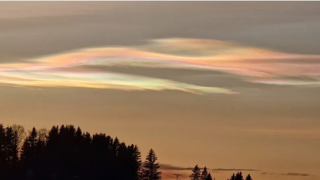 Đám mây cầu vồng cực hiếm xuất hiện trên bầu trời Bắc Cực - Ảnh 2.