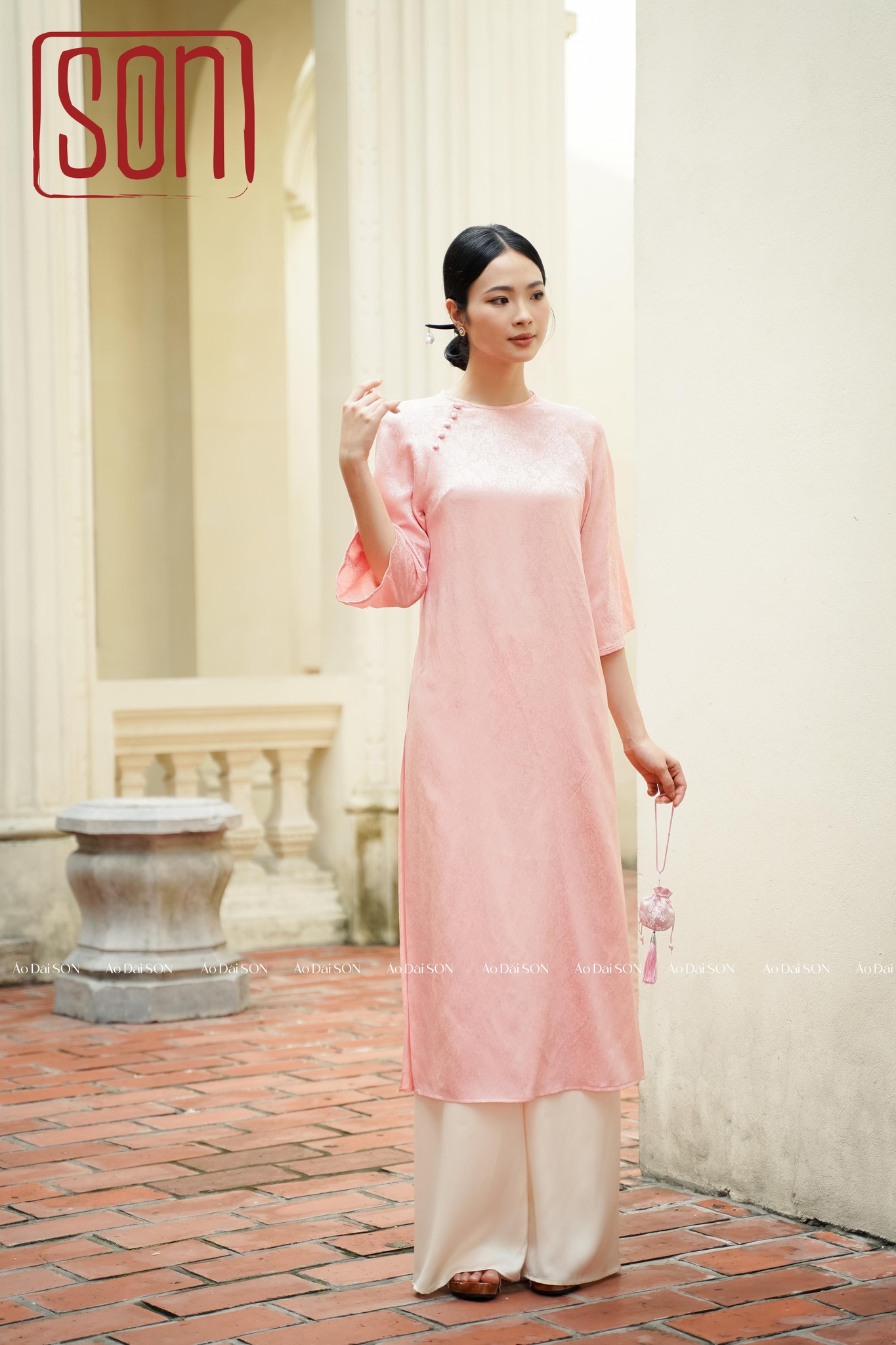 Áo dài trơn diện Tết: Nàng nào mê nét truyền thống, thanh lịch thì phải sắm ngay, giá chỉ từ 450.000 VNĐ- Ảnh 2. Áo dài trơn diện Tết: Nàng nào mê nét truyền thống, thanh lịch thì phải sắm ngay, giá chỉ từ 450.000 VNĐ- Ảnh 2.