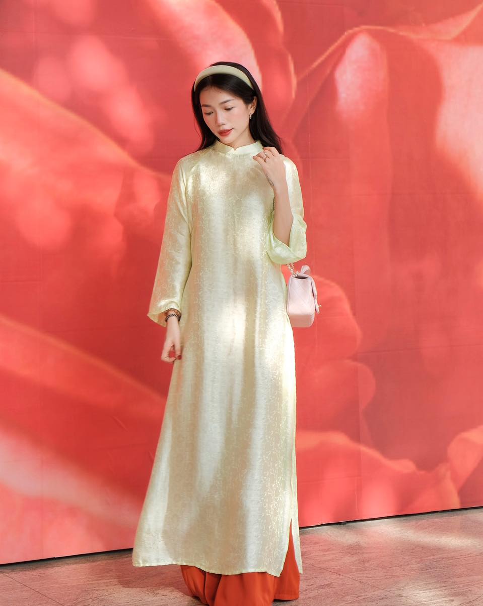 Áo dài trơn diện Tết: Nàng nào mê nét truyền thống, thanh lịch thì phải sắm ngay, giá chỉ từ 450.000 VNĐ- Ảnh 9. Áo dài trơn diện Tết: Nàng nào mê nét truyền thống, thanh lịch thì phải sắm ngay, giá chỉ từ 450.000 VNĐ- Ảnh 9.