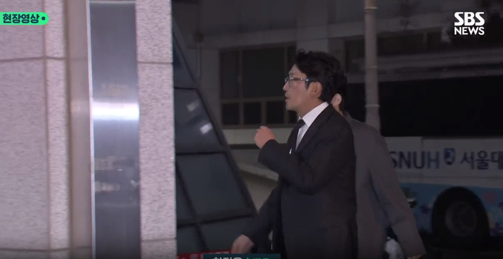 Jung Woo Sung, Jeon Do Yeon và dàn sao Hàn khóc nức nở trong đám tang của Lee Sun Kyun, có người đi không vững - Ảnh 6.