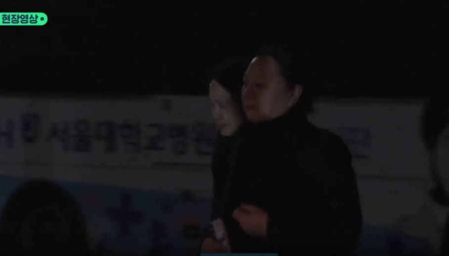 Jung Woo Sung, Jeon Do Yeon và dàn sao Hàn khóc nức nở trong đám tang của Lee Sun Kyun, có người đi không vững - Ảnh 4.