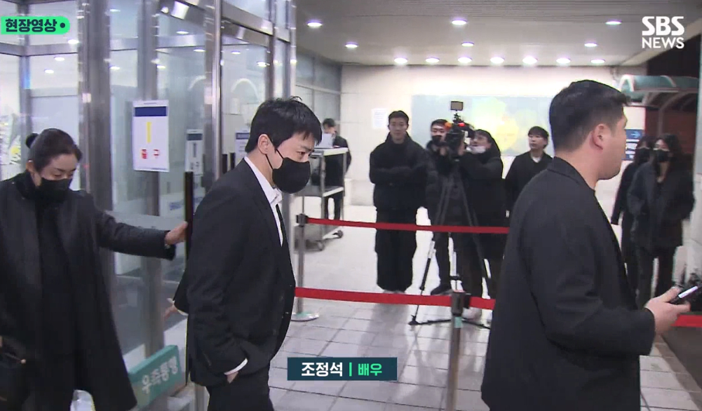 Jung Woo Sung, Jeon Do Yeon và dàn sao Hàn khóc nức nở trong đám tang của Lee Sun Kyun, có người đi không vững - Ảnh 3.